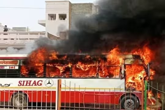 अचानक धूं-धुंकार जलने लग गई बस, 60 से ज्यादा यात्री सवार थे बस में