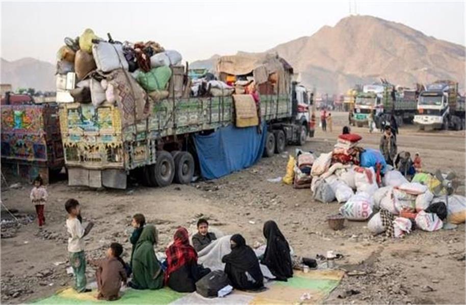 देश छोड़ने के लिए अफगानों से 2 लाख रुपए वसूल रहा पाकिस्तान,  दुनिया कर रही थू-थू