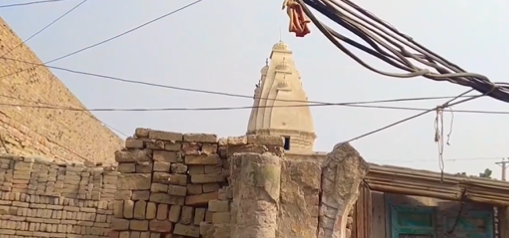 पाकिस्तान का एक वीडियो हुआ वायरल, जिसमें हिन्दू मंदिर का किया जा रहा है अपमान