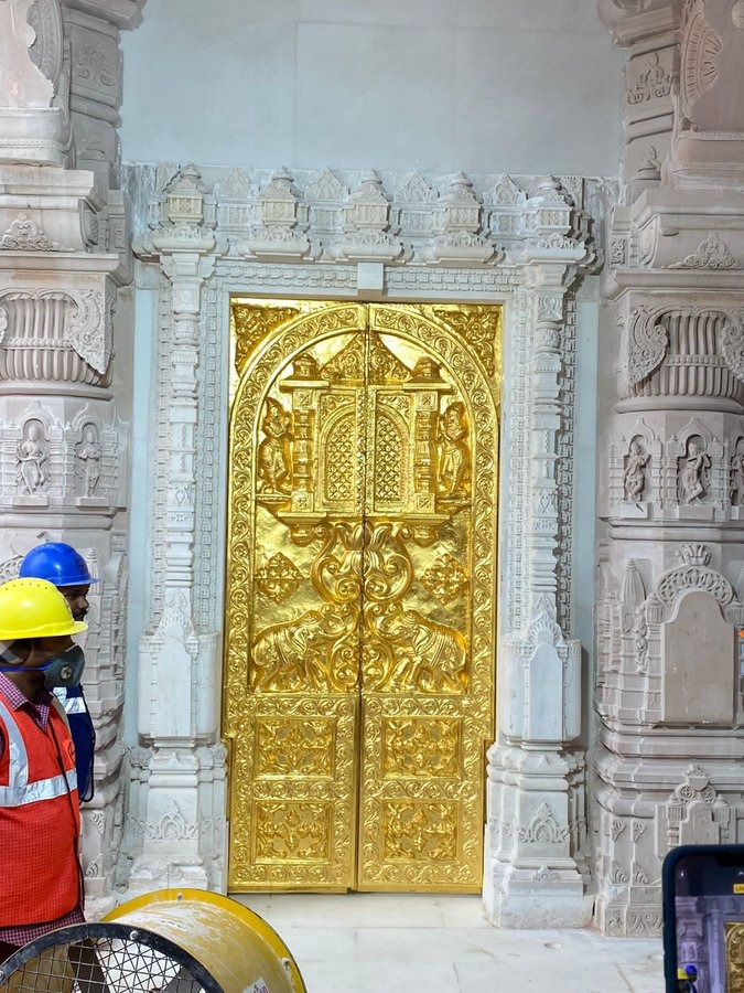 राम मंदिर में लगा पहला सोने का दरवाजा, 100 साल पुरानी कंपनी ने तैयार किया दरवाजा