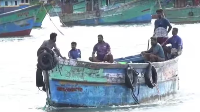 जल क्षेत्र में कथित तौर पर अवैध शिकार करने के आरोप में श्रीलंका ने 12 भारतीय मछुआरों को किया गिरफ्तार