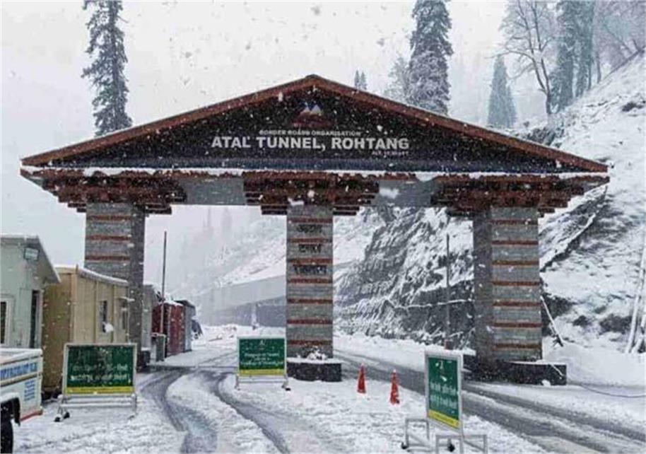 अटल टनल रोहतांग में हिमपात, मनाली-लाहौल मार्ग पर बर्फ में फंसे वाहनों सहित पर्यटक सुरक्षित निकाले