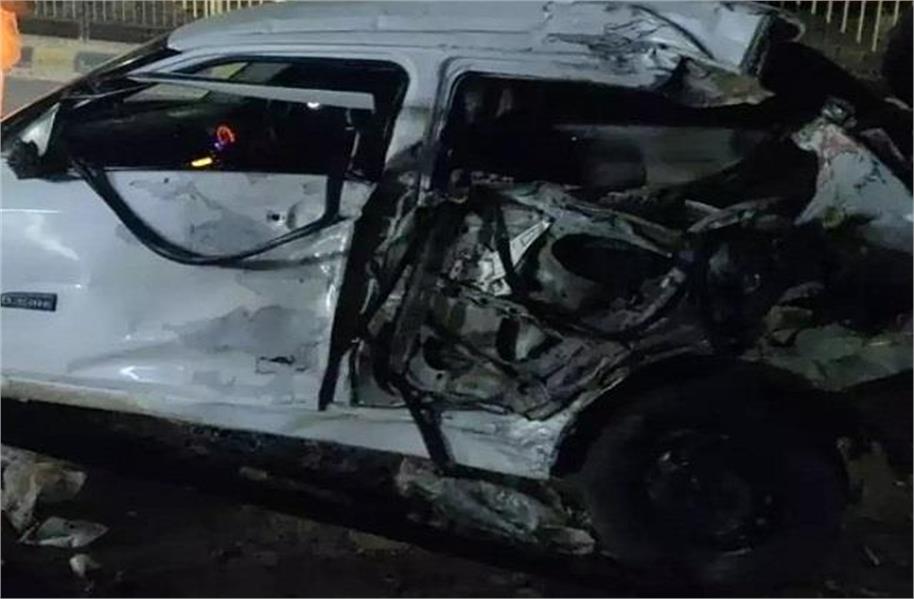 कार की टक्कर से महिला और दो साल के बेटे की मौत, चालक को झपकी आने से हुआ हादसा