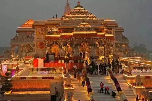 Uttar Pradesh : अयोध्या के राम मंदिर में मचा हड़कंप, PAC जवान को लगी गोली !