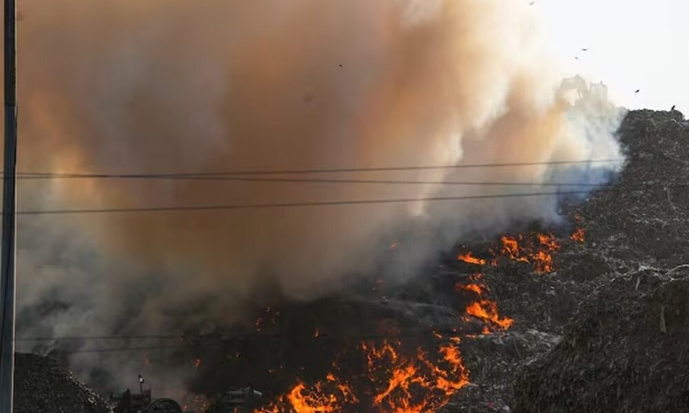  Ghazipur कूड़े के पहाड़ में लगी भीषण आग 13 घंटे बाद भी बेकाबू क्यों , DFO ने बताई ये वजह 