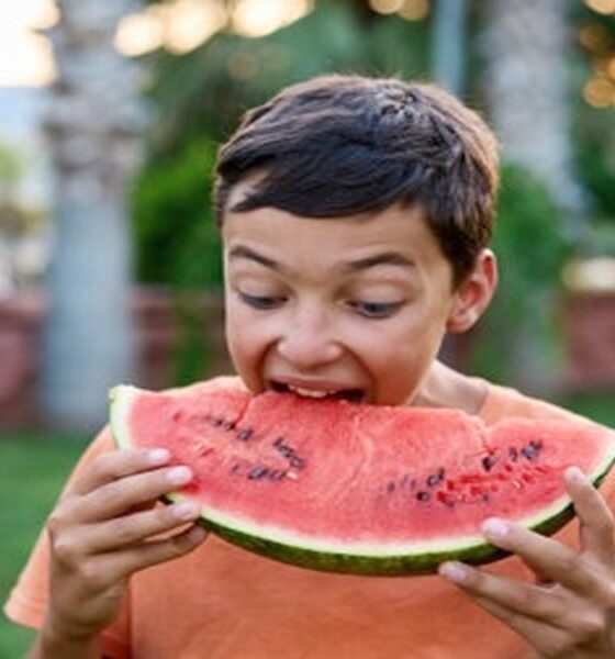 मजे मजे में कहीं 'लाल जहर' तो नहीं खा रहे? Watermelon में मिलाया जा रहा सबसे घातक chemical